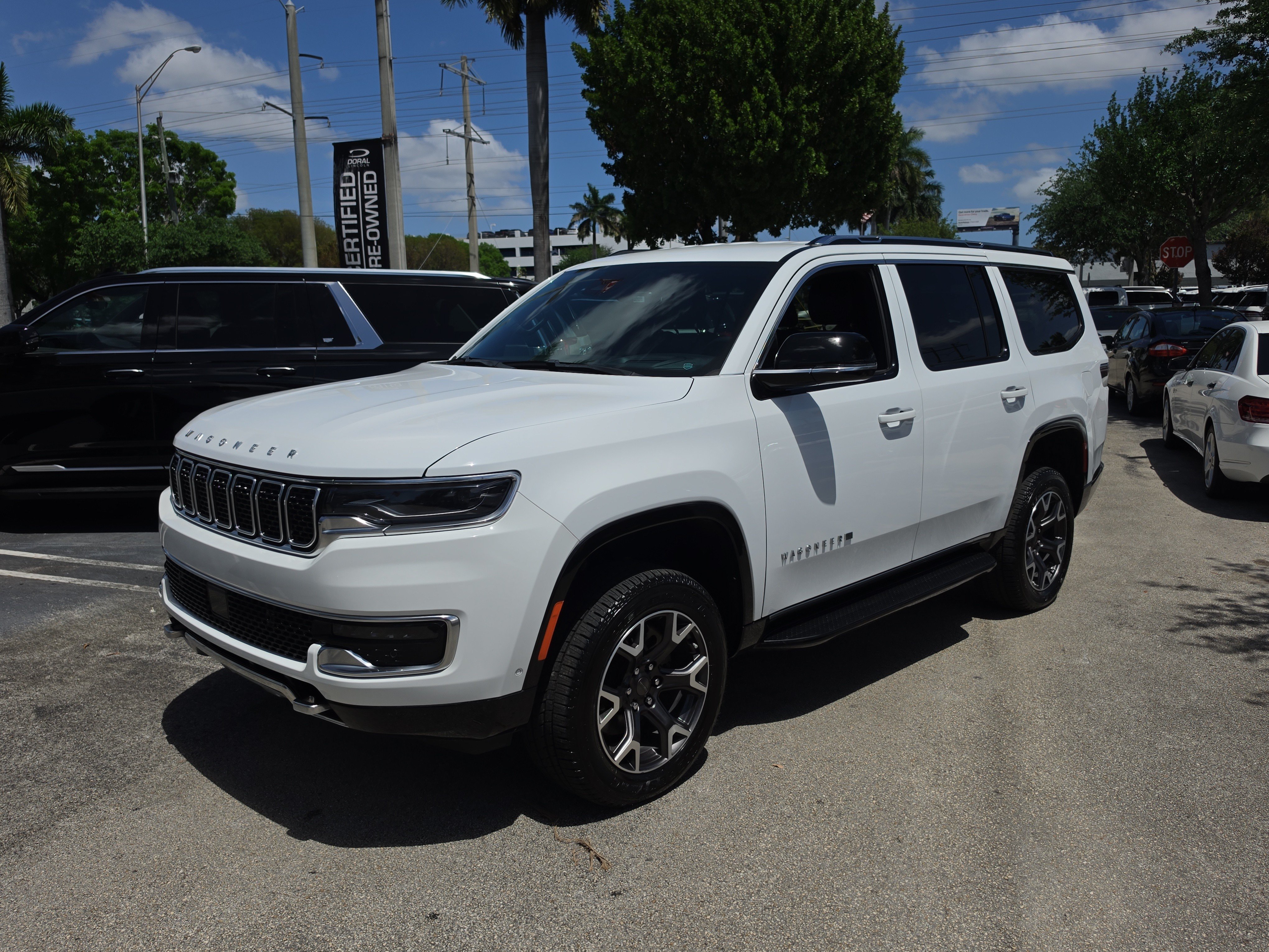 Used 2023 Jeep Wagoneer Series III w/ Preferred Equipment Group AWD/4WD image 3