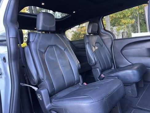 Used 2020 Chrysler Pacifica Touring-L image 17