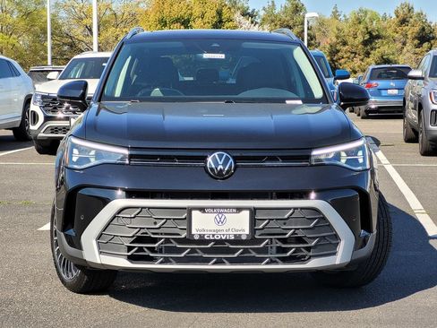 New 2026 Volkswagen Taos SE FWD image 2