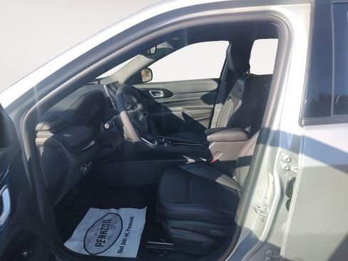 New 2026 Jeep Compass Latitude image 9