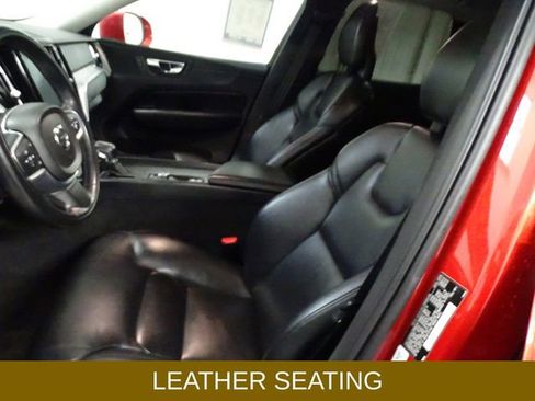 Used 2018 Volvo XC60 T5 Momentum w/ Vision Package image 2