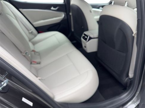 Used 2025 Genesis G70 2.5T image 39