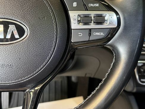 Used 2018 Kia Cadenza Premium w/ Luxury Package FWD image 12