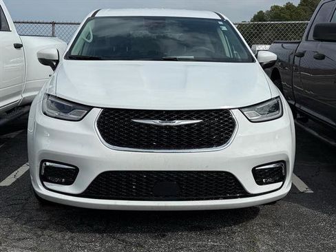 Used 2023 Chrysler Pacifica Touring-L image 2