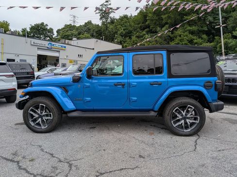 Used 2024 Jeep Wrangler Unlimited w/ Convenience Group AWD/4WD image 10