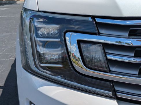Used 2019 Ford Expedition Limited w/ Equipment Group 302A AWD/4WD image 9