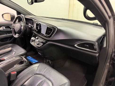 Used 2019 Chrysler Pacifica Touring-L Plus w/ S Appearance Package FWD image 13
