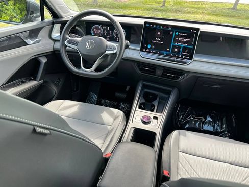 Certified 2025 Volkswagen Tiguan SE w/ Panoramic Sunroof Package AWD/4WD image 9
