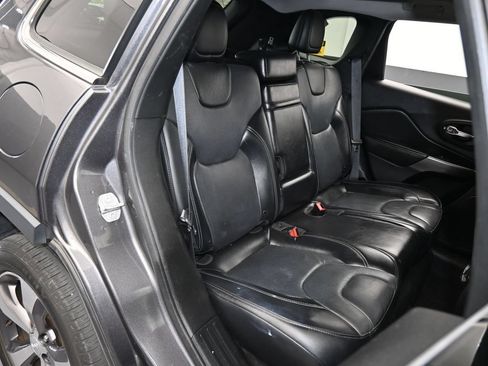 Used 2019 Jeep Cherokee Limited FWD image 40