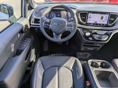 New 2026 Chrysler Pacifica Select image 17