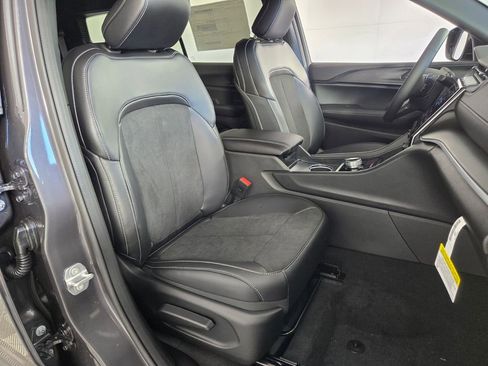 New 2025 Jeep Grand Cherokee L Laredo RWD image 21