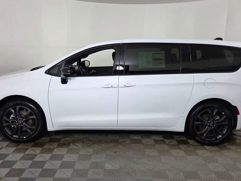 New 2026 Chrysler Pacifica Select FWD image 4