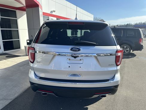 Used 2018 Ford Explorer XLT w/ Equipment Group 202A image 8