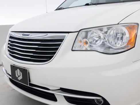Used 2013 Chrysler Town & Country Touring FWD image 16