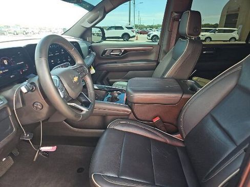 Used 2025 Chevrolet Suburban Premier RWD image 7