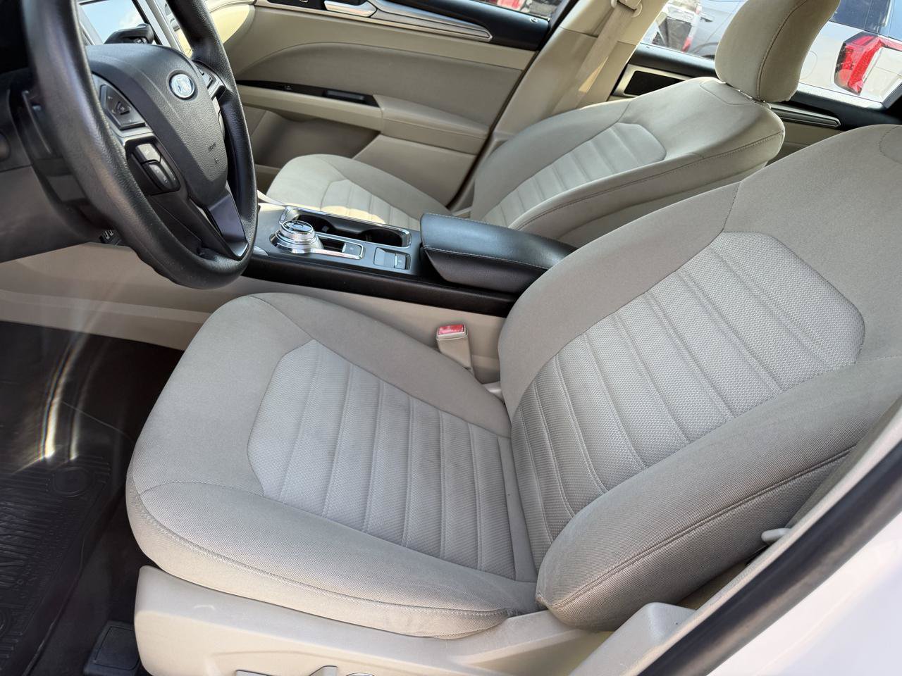 Used 2019 Ford Fusion SE FWD image 6