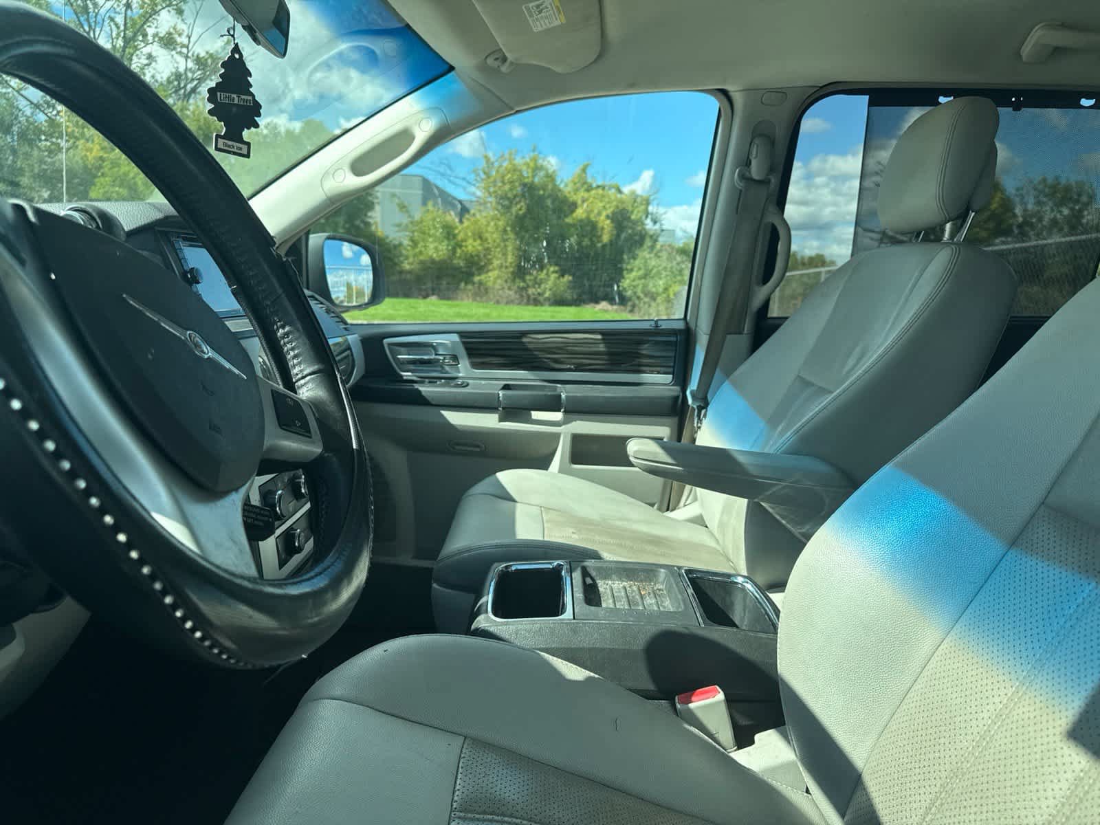 Used 2010 Chrysler Town & Country Touring FWD image 30