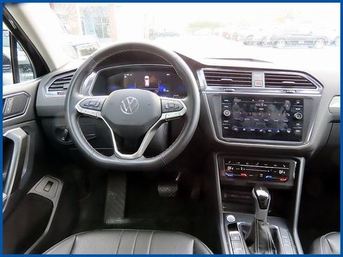 Used 2024 Volkswagen Tiguan SE image 11