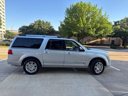 Used 2012 Lincoln Navigator L 2WD image 3