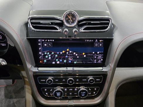 Used 2024 Bentley Bentayga image 16