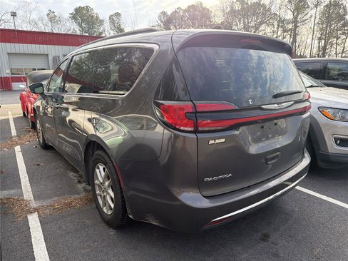 Used 2022 Chrysler Pacifica Touring-L image 6