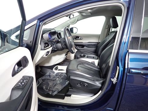 Used 2022 Chrysler Pacifica Touring-L w/ Uconnect Theater Family Group image 24