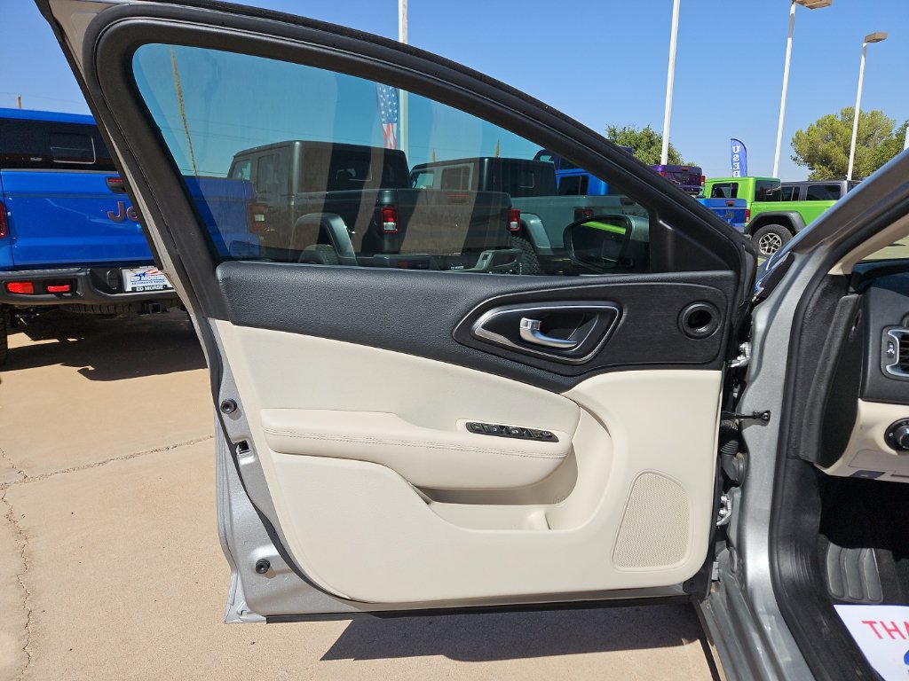 Used 2016 Chrysler 200 Limited FWD image 11