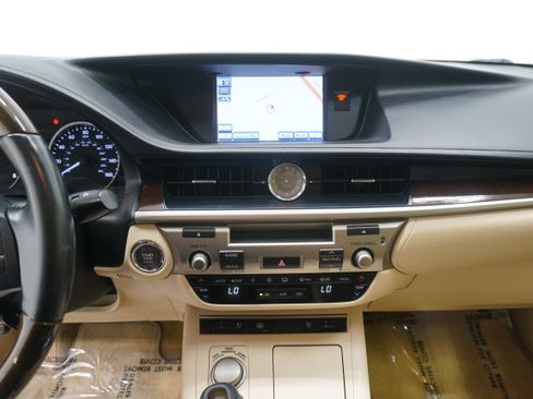 Used 2013 Lexus ES 350 w/ Luxury Pkg FWD image 19