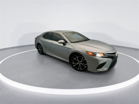 Used 2020 Toyota Camry SE image 6