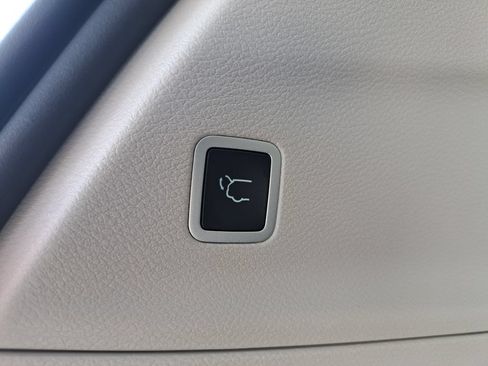 Used 2023 Chrysler Voyager LX FWD image 15