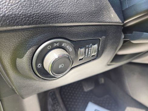 Used 2018 Jeep Compass Latitude w/ Cold Weather Group AWD/4WD image 12