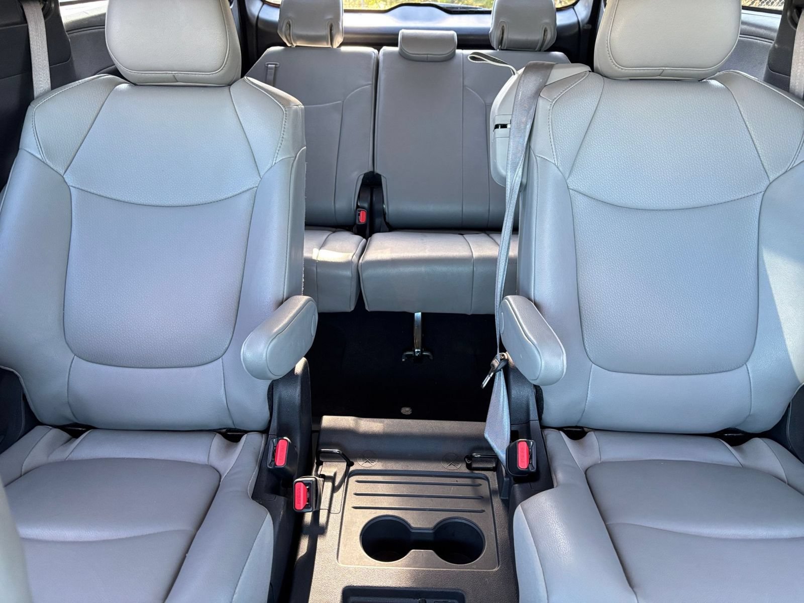 Used 2025 Toyota Sienna XLE FWD image 41