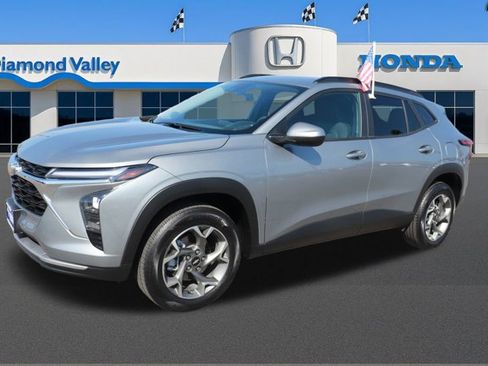 Used 2025 Chevrolet Trax LT image 3