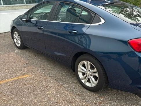 Used 2019 Chevrolet Cruze LT w/ Convenience Package FWD image 3
