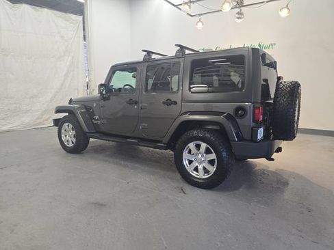 Used 2018 Jeep Wrangler Unlimited Sahara w/ Dual Top Group AWD/4WD image 4