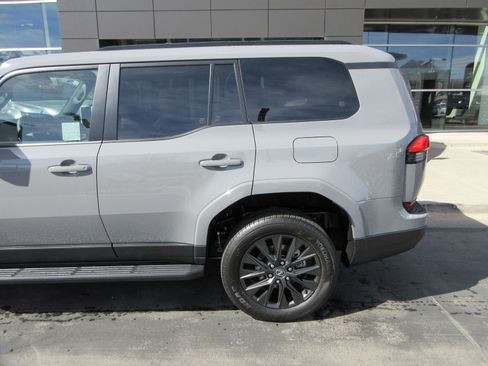 Used 2026 Lexus GX 550 w/ Cold Area Package image 4