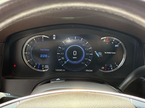Used 2016 Cadillac Escalade Luxury RWD image 18