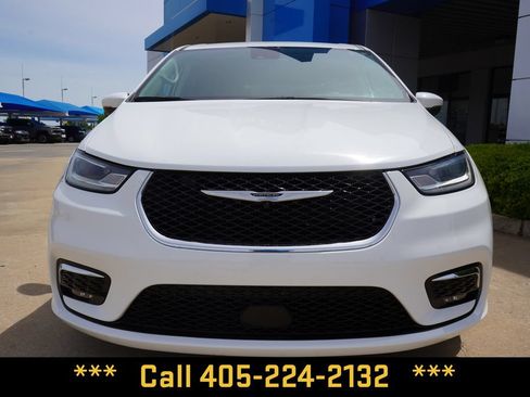 Used 2023 Chrysler Pacifica Touring-L FWD image 3