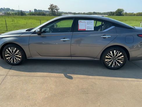 Used 2024 Nissan Altima 2.5 SV image 6