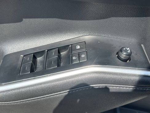Used 2024 Toyota Highlander XLE FWD image 8