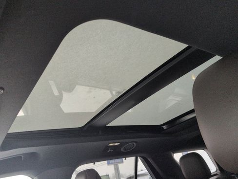 Used 2022 Ford Explorer King Ranch w/ Premium Technology Package image 8