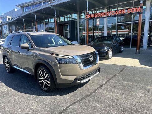 Used 2025 Nissan Pathfinder Platinum FWD image 9