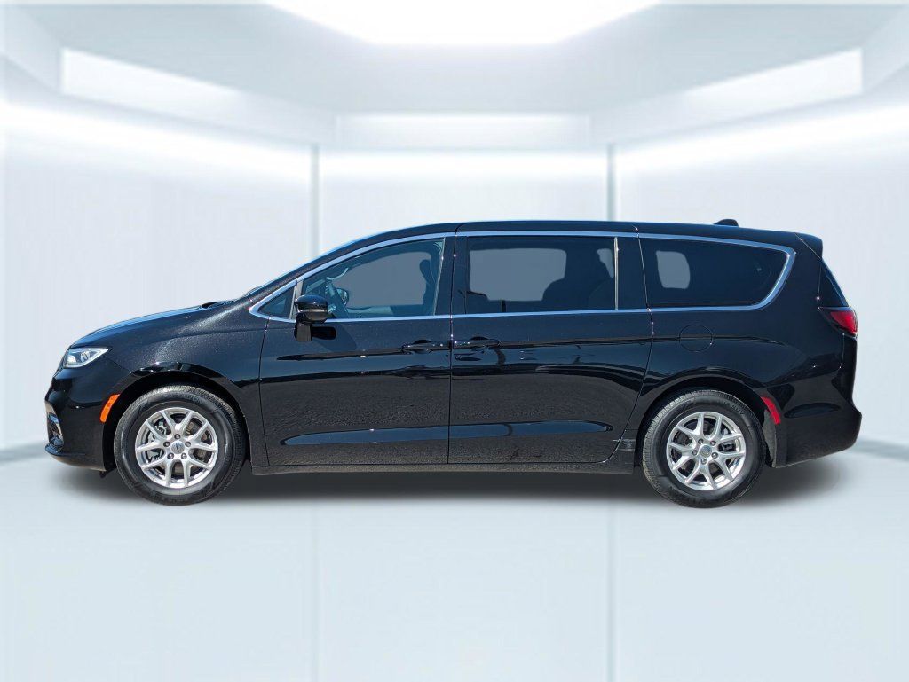 Used 2025 Chrysler Pacifica Select FWD image 2