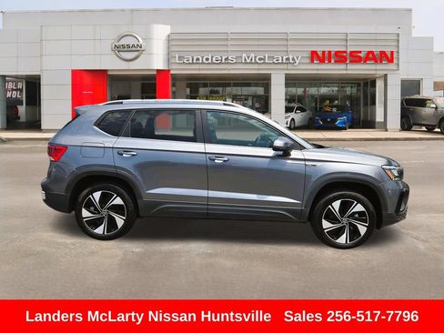 Used 2024 Volkswagen Taos SE AWD/4WD image 2