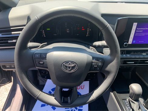 Used 2025 Toyota Camry SE w/ Convenience Package FWD image 15
