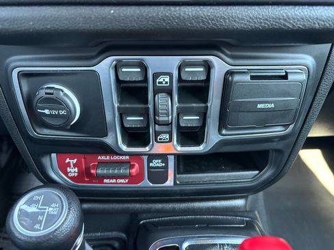 Used 2024 Jeep Wrangler Unlimited image 24