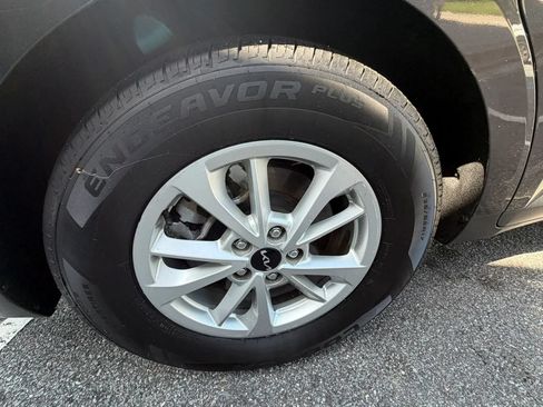 Used 2023 Kia Carnival LX FWD image 23