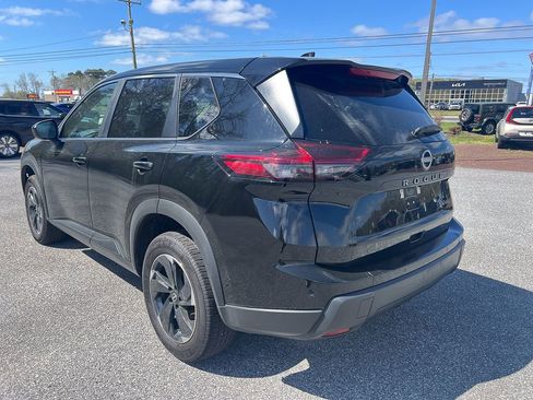 Used 2024 Nissan Rogue SV image 3