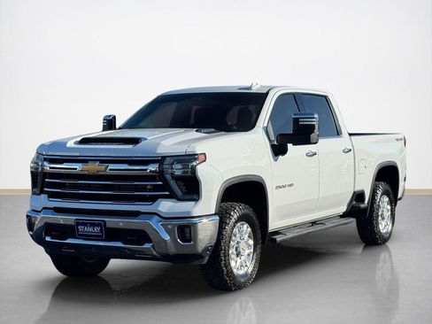 Used 2025 Chevrolet Silverado 2500 LTZ w/ LTZ Convenience Package AWD/4WD image 3