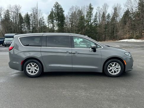 Used 2023 Chrysler Pacifica Touring-L FWD image 6